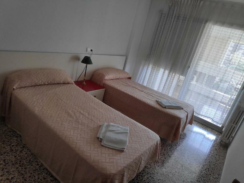 Apartamentos Cervantes Benidorm Bagian luar foto